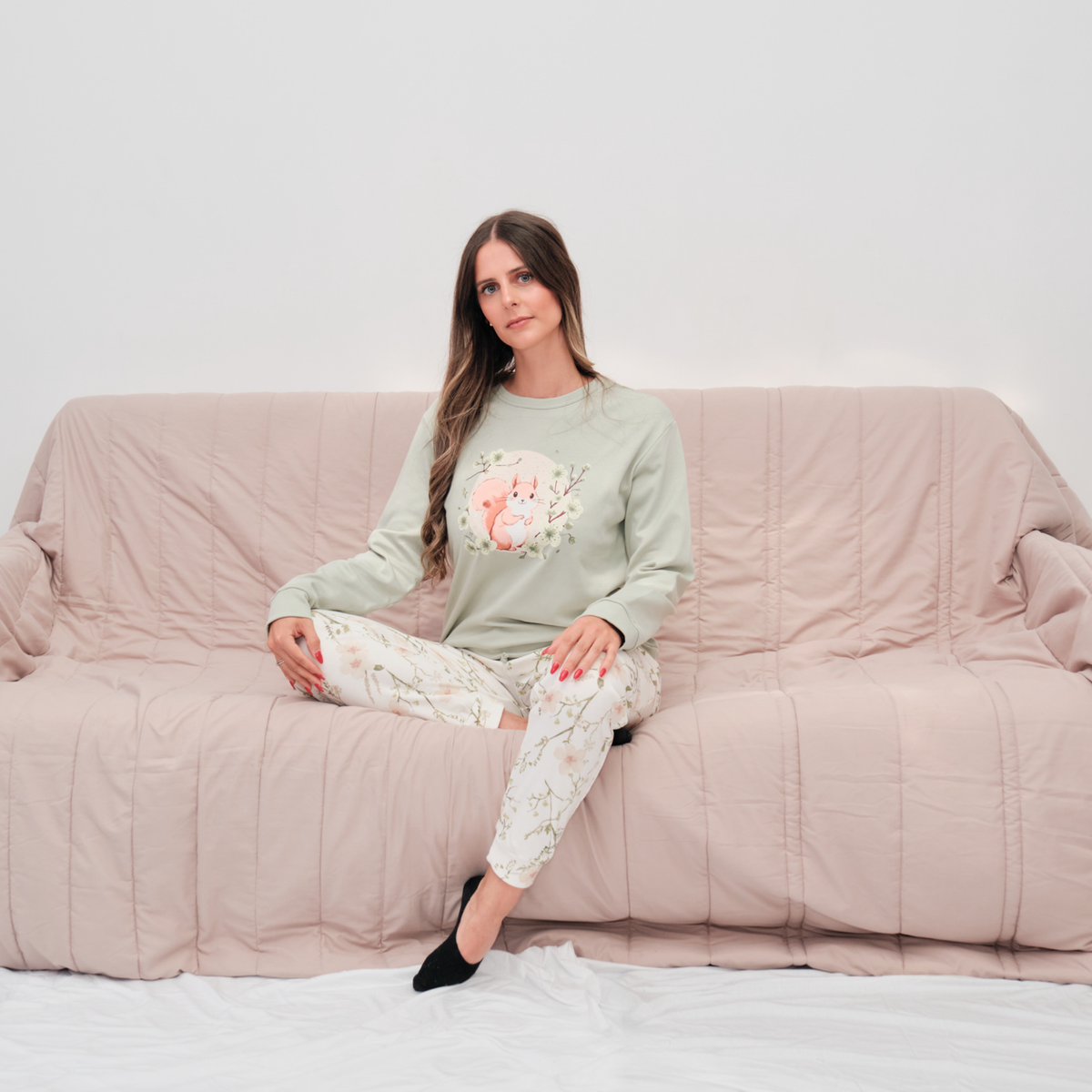 Pijama de senhora verde 100% algodão com estampado de esquilo e calças florais, fabricado em Portugal