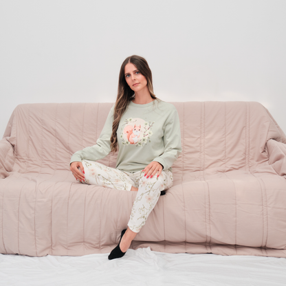 Pijama de senhora verde 100% algodão com estampado de esquilo e calças florais, fabricado em Portugal
