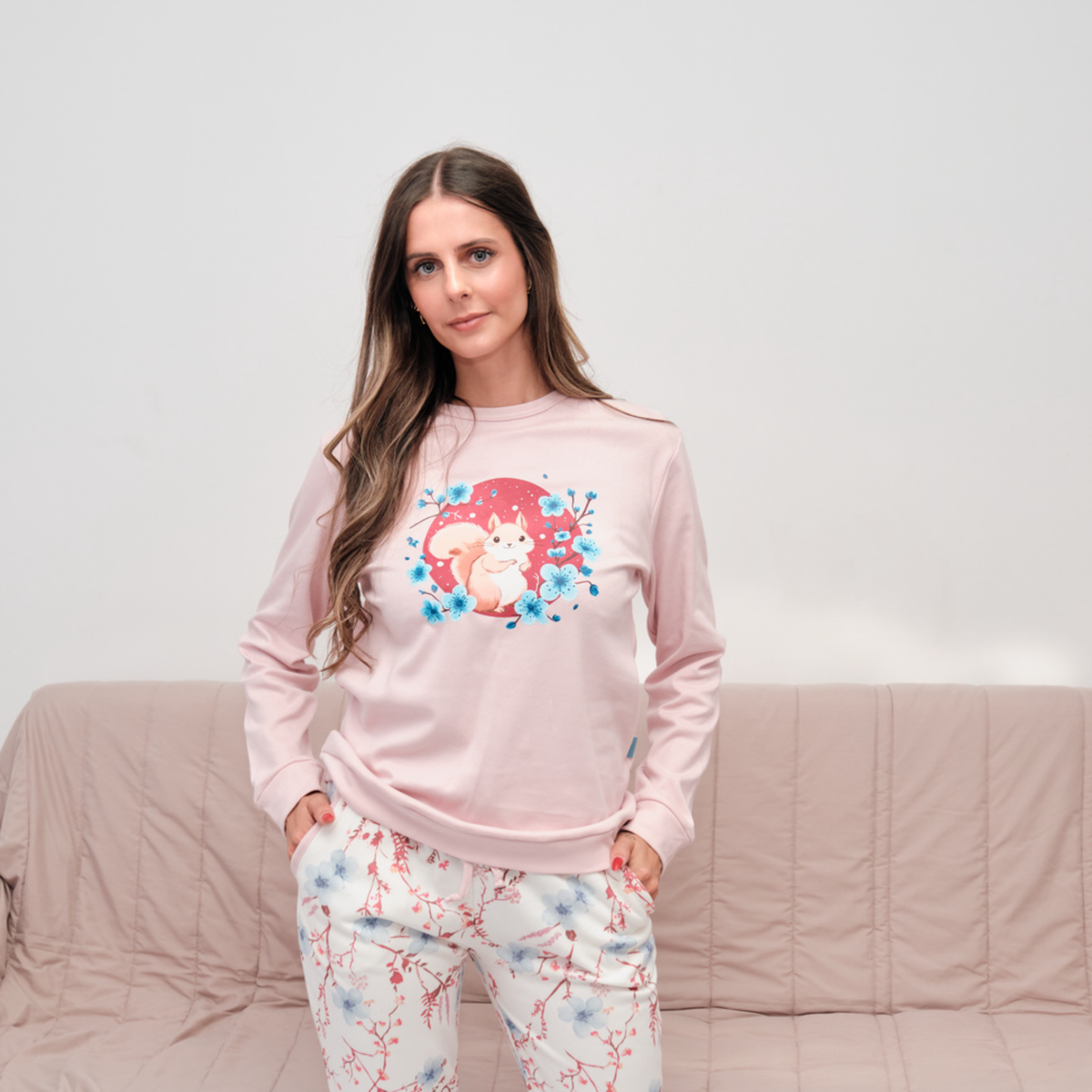 Pijama de senhora rosa 100% algodão com estampado de esquilo e calças florais, fabricado em Portugal