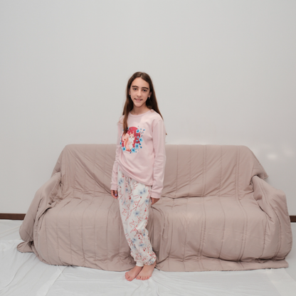 Pijama de inverno quente em algodão cardado feito em Portugal, com camisola verde água ou rosa estampada com esquilo e calças florais.