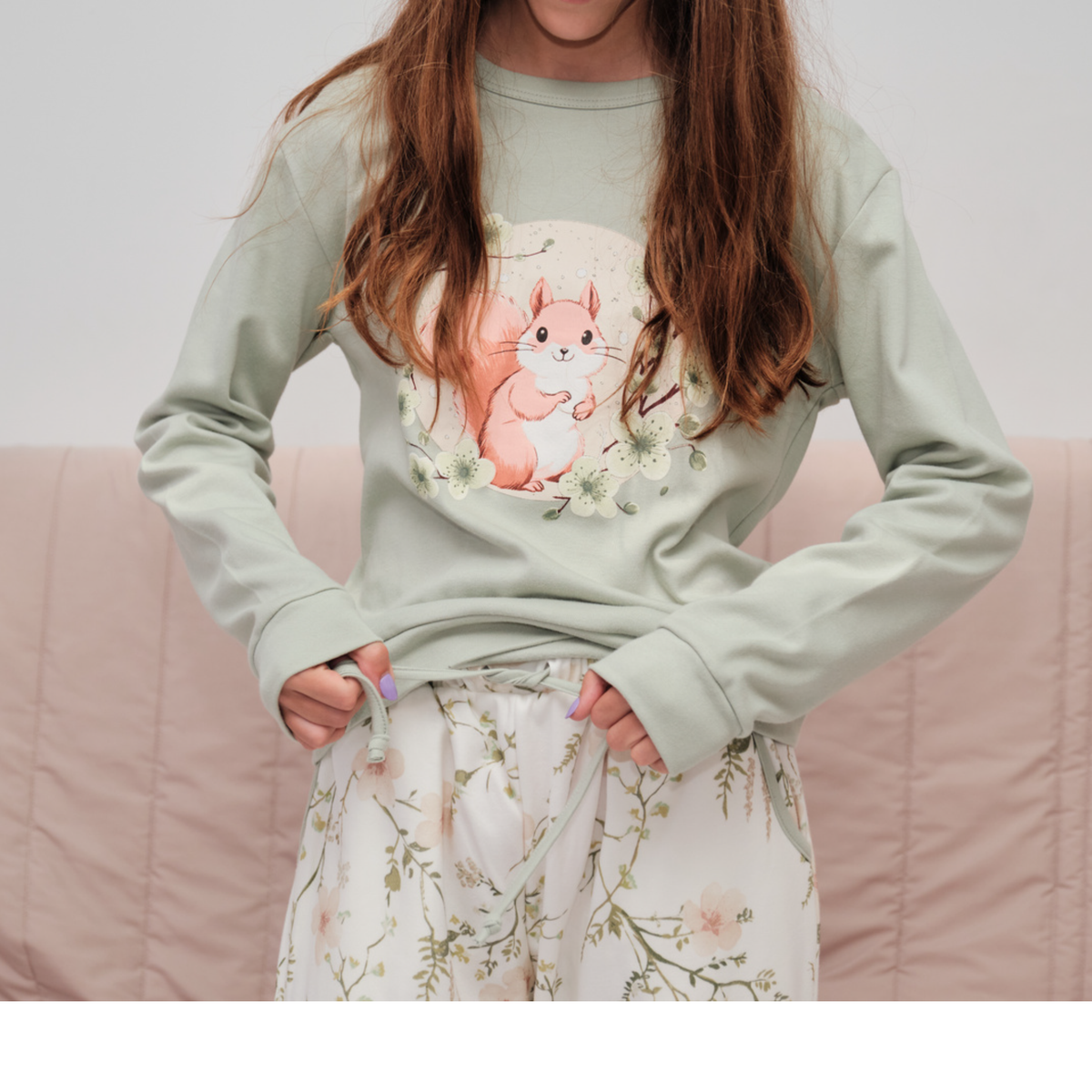 Pijama de inverno quente em algodão cardado feito em Portugal, com camisola verde água ou rosa estampada com esquilo e calças florais.
